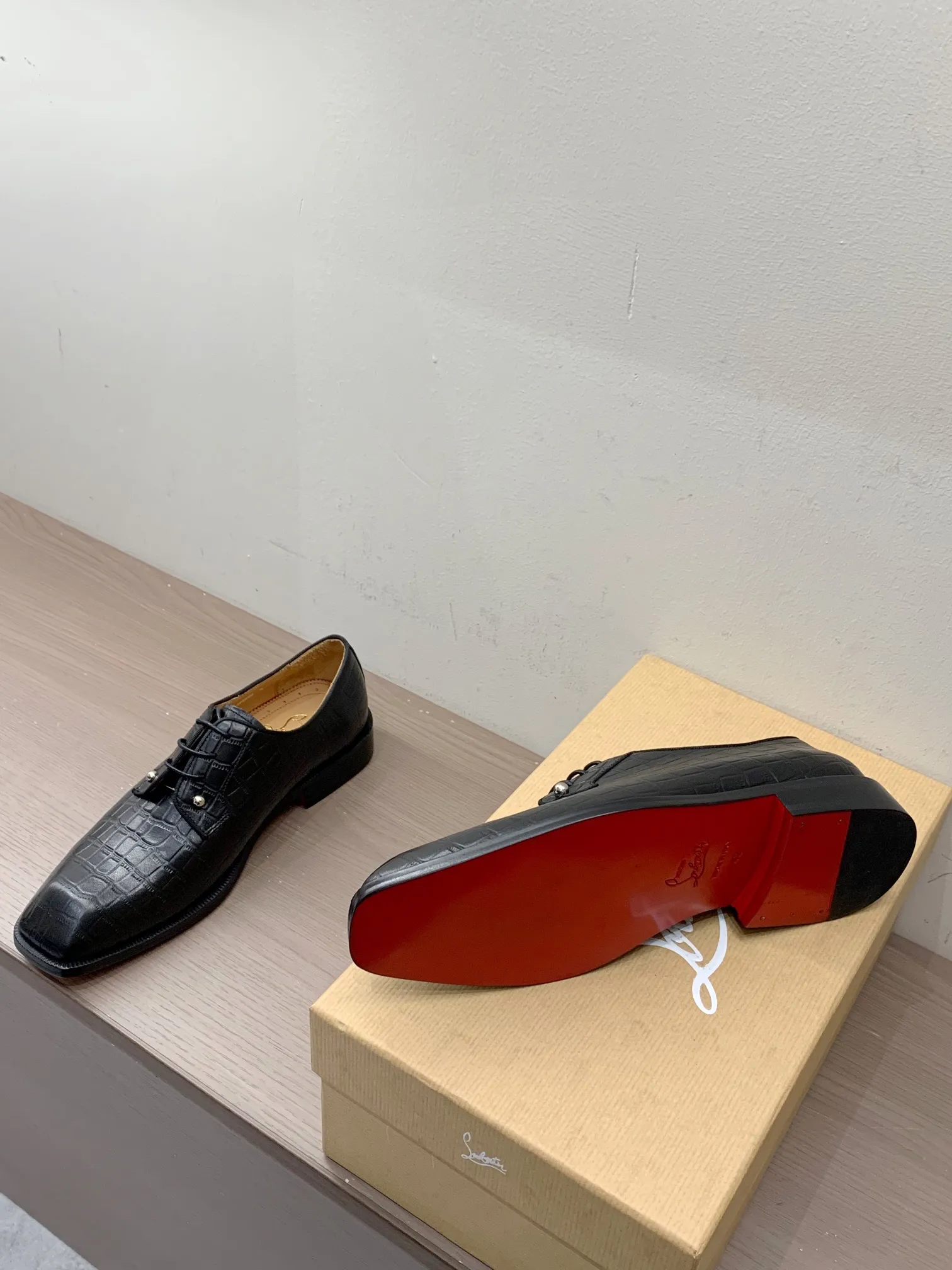 [CL red sole shoes] Top P: 1020💰 Size 39-44 (38.45.46 custom-made, non-returnable) Christian Louboutin men's classic Oxford shoes, men's business formal leather shoes💫Original molding, 1:1 replica, specially made for nobles. The unique shoe shape is unique and 100% comfortable! The whole shoe is made of imported Italian cowhide material, carefully selected, with fine pores and rich luster. Cow leather lining, soft and comfortable, sweat-absorbent and breathable. Genuine leather outsole, non-slip and wear-resistant, full of texture, elegant and luxurious overall, integrating comfort, formality and luxury! The Rolls Royce of shoes!